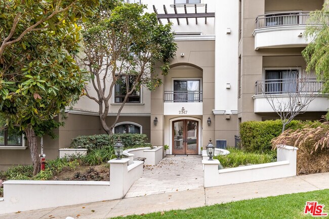 Building Photo - 2347 Fox Hills Dr