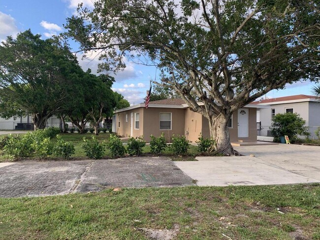 Building Photo - 10780 Cypress Lake Ter