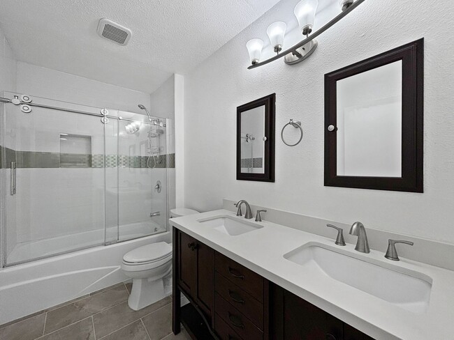 Building Photo - Beautiful 2B/2BA Condo in Mission Valley W...