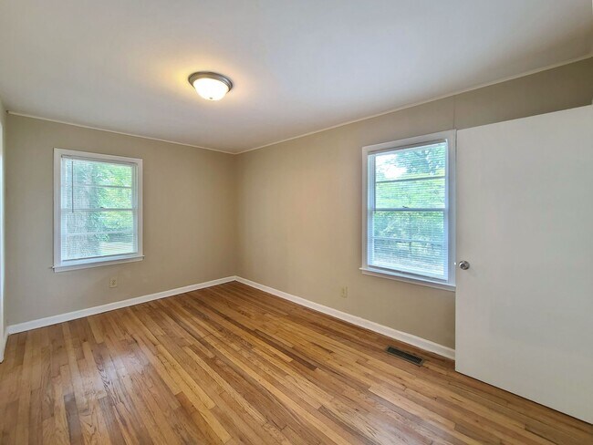 Building Photo - Cutest Bungalow in the Heart of Hapeville 3 bed/2 bath