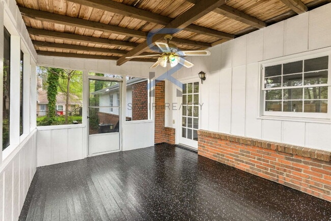 Building Photo - Move in before October 31st and get $100 O...