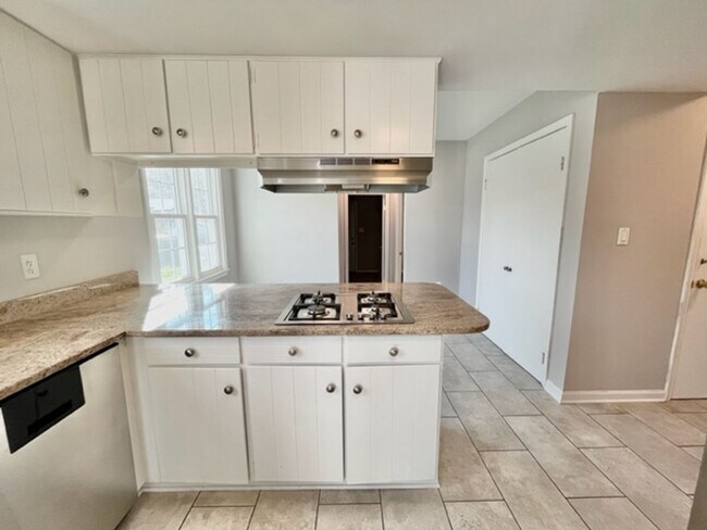 Building Photo - Beautiful and updated 4 BR 2.5 BA with gar...