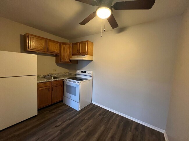 Building Photo - Cute, Affordable 1 Bedroom Apartment in Maplewood!