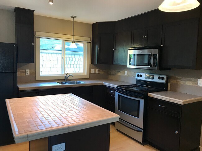 Building Photo - 2x2 with Loft! Walk to Harney Elementary! ...