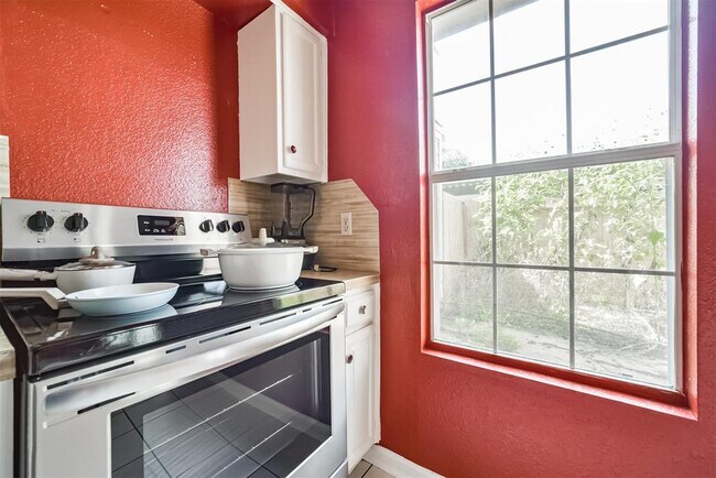 Building Photo - 9345 Westwood Village Dr