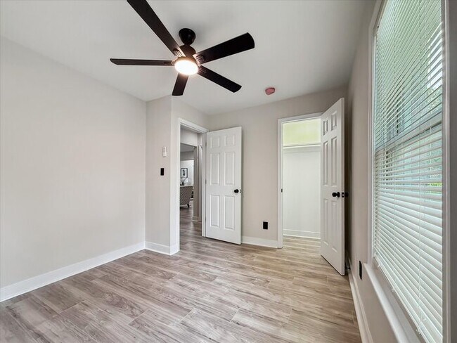 Building Photo - 3885 Strawberry Plains Rd