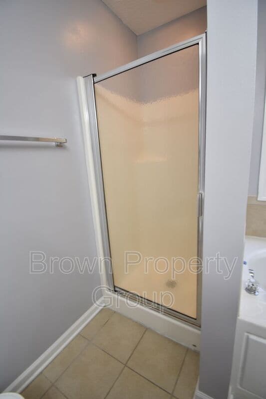 Building Photo - 5609 Thackeray Dr