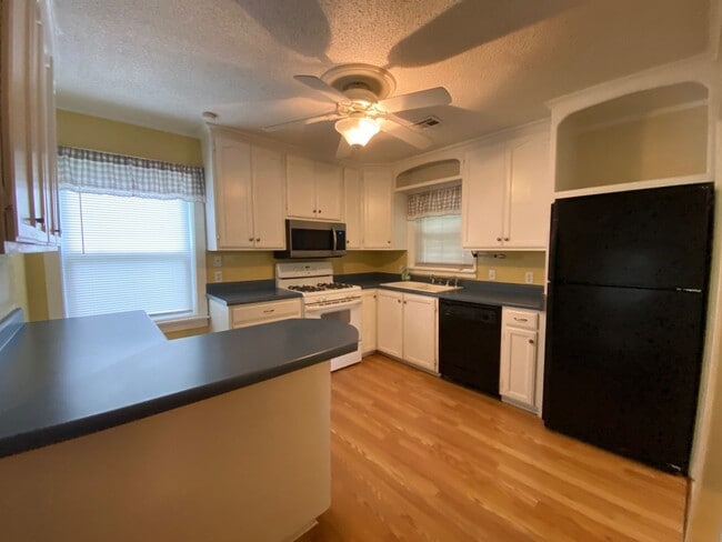 Building Photo - Brookside Charm!!