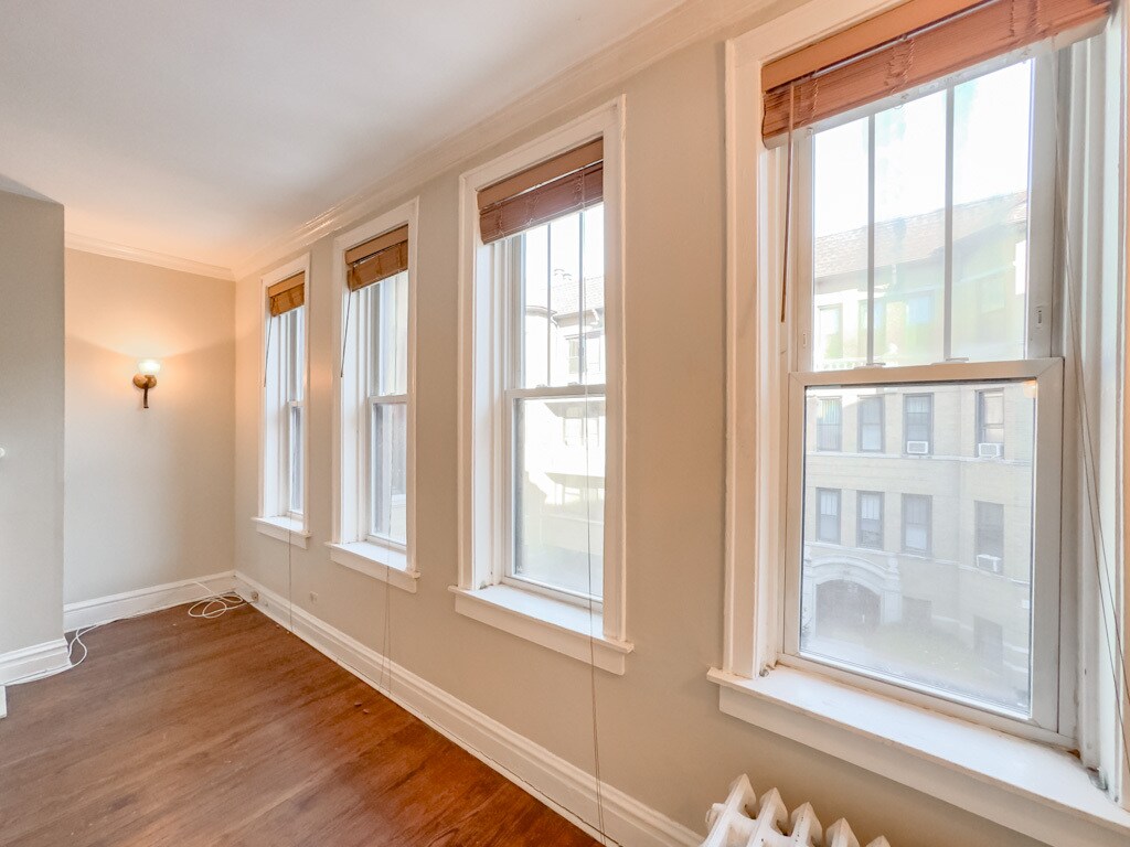 Building Photo - 1337 W Lunt Ave