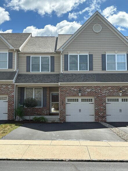Primary Photo - 906 Blue Meadow Dr