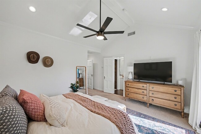 Building Photo - 2100 Daisy Ln