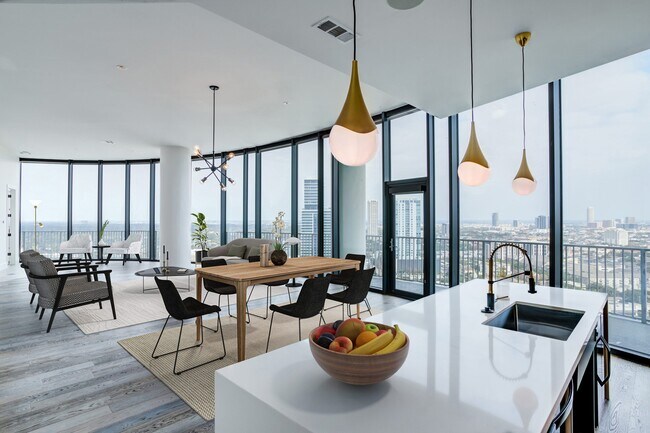 Building Photo - Sleek & Stylish 2/2 in the Heart of Downtown