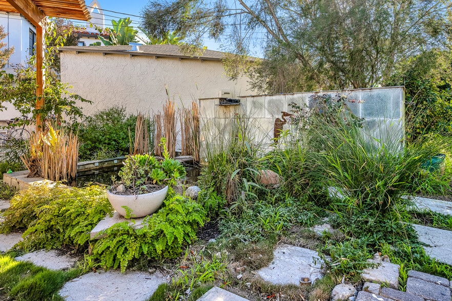 Building Photo - 8207 Stewart Ave