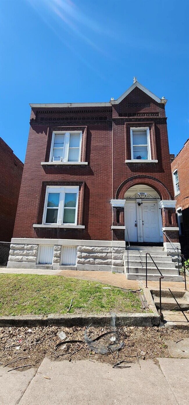 Building Photo - Spacious First-Floor 2BR with Bonus Room & Updated Interior – Pet Friendly!
