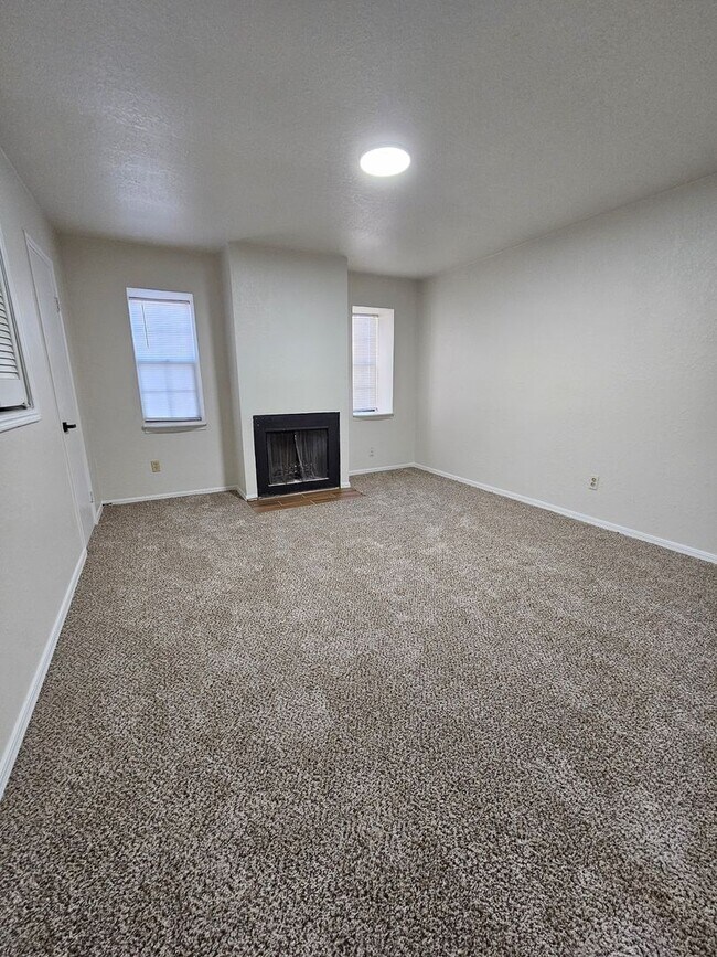 Building Photo - Two-Story Townhome w/ Over 1000 sqft! Avail NOW!