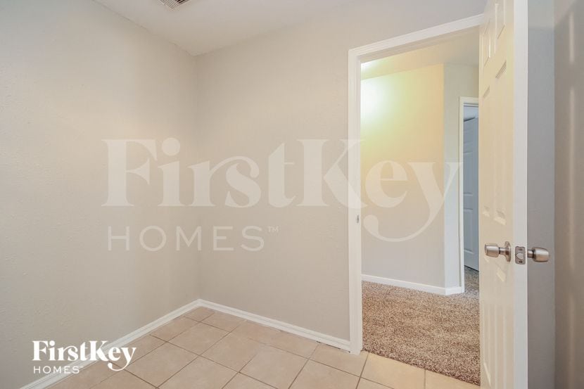 Building Photo - 9518 Peridot Green Dr