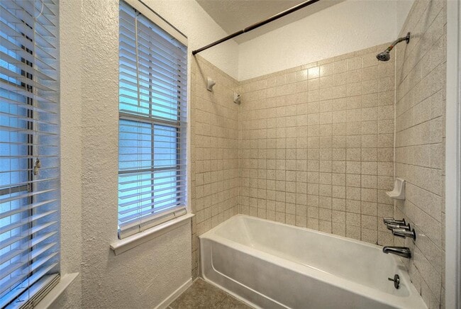 Building Photo - 702 Twin Oak Trail