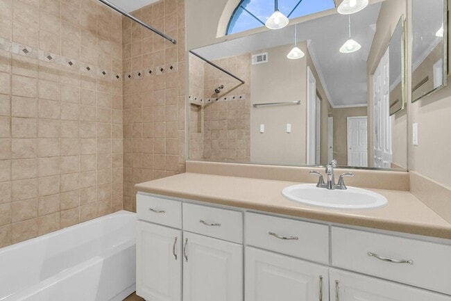 Building Photo - 1850 Montclair Dr