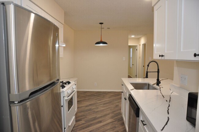 Building Photo - 3 Bedroom 2 Bath Duplex in Heart of Leander