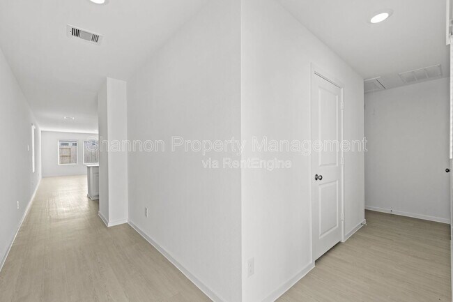 Building Photo - 214 Forest W St