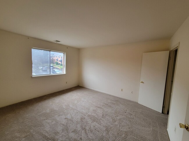 Building Photo - Charming 2 BR/1 BA Condo in Silver Spring!