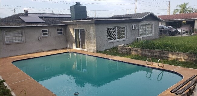 Building Photo - NICE, LARGE (SOLAR POWERED!)   4 BED / 2 B...