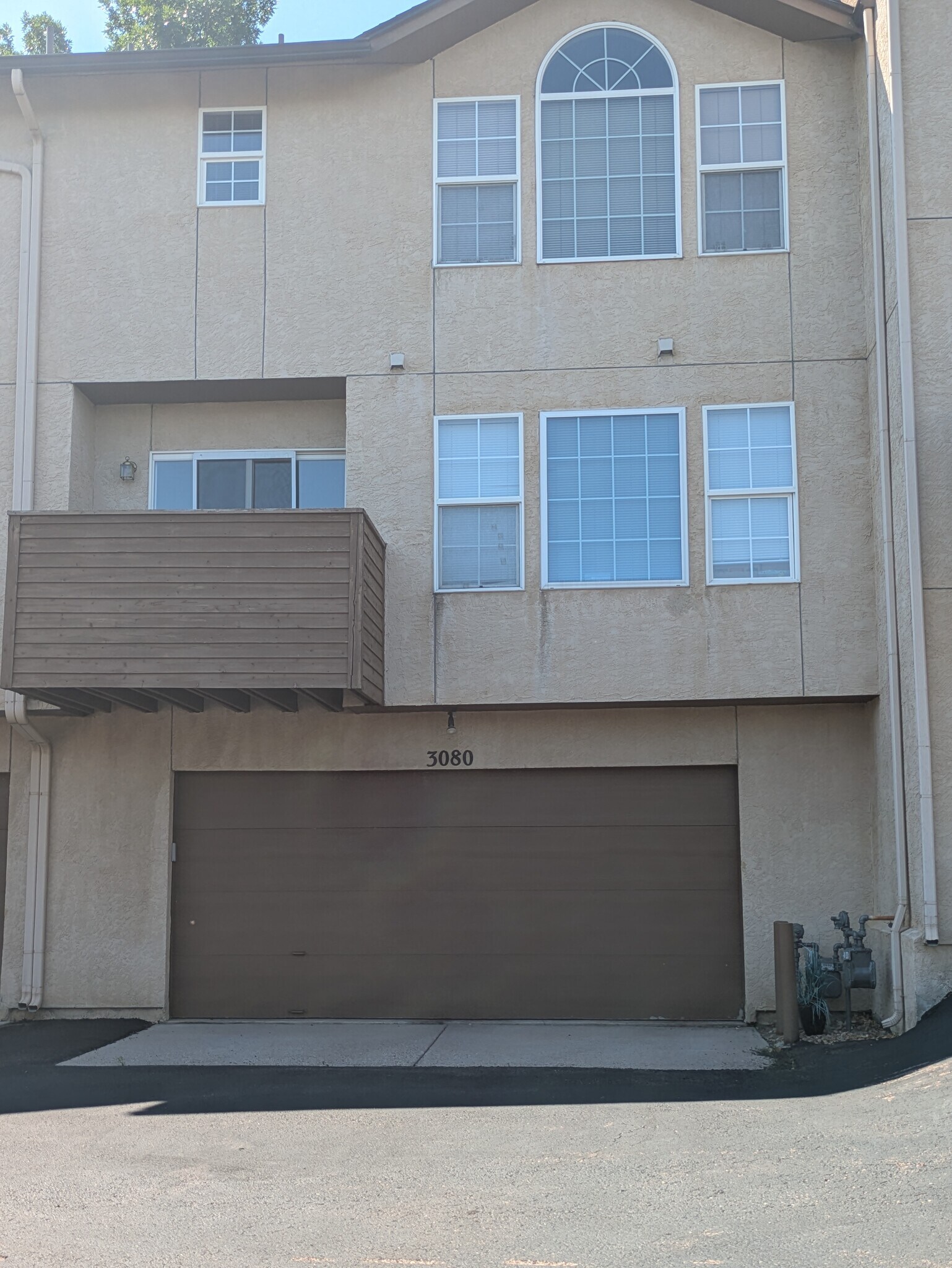Attached 2 car garage - 3080 Capstan Way