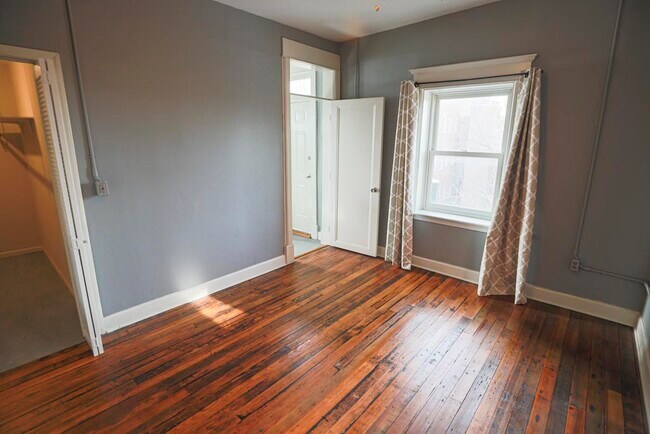 Back Bedroom - 1824 Summit St