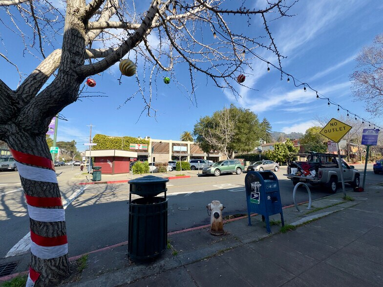 Building Photo - 2733 Russell St