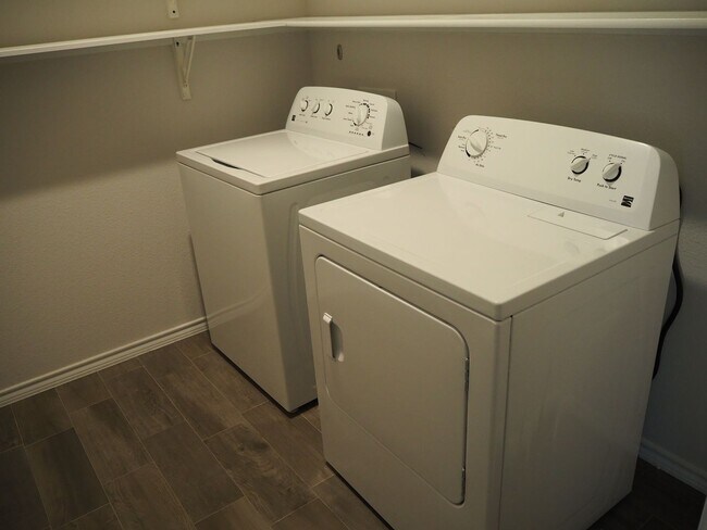 Building Photo - 812 Dove Cv