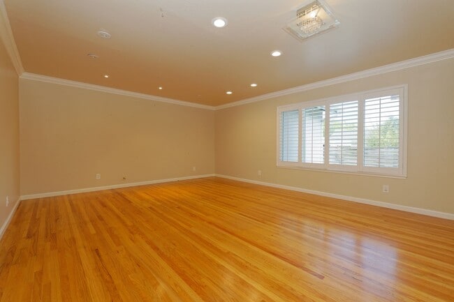 Building Photo - SANTA CLARA - tastefully updated throughou...