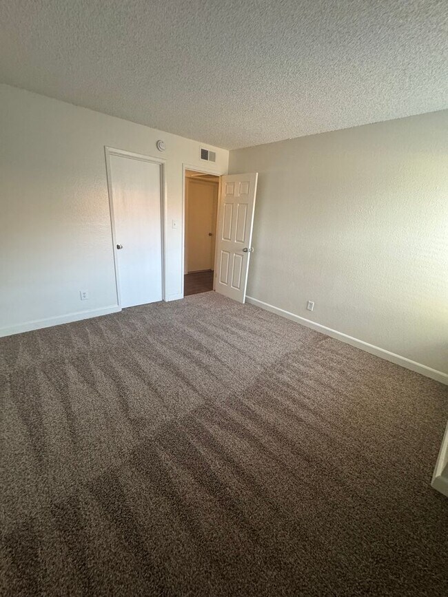 Building Photo - Downstairs Visalia apartment move in ready!