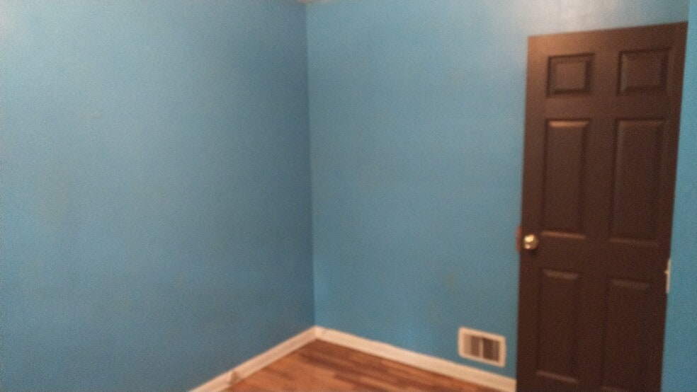 Back bedroom - 1537 Linden St