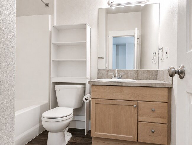 Building Photo - Spacious 3BR Home with Private Yard Near Alpenglow Park