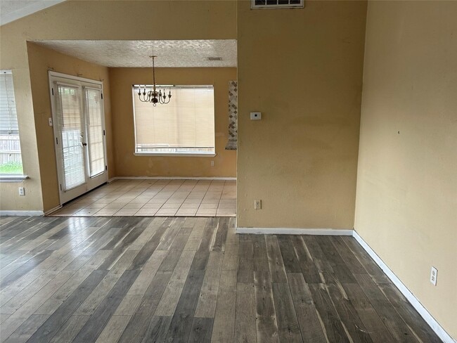 Building Photo - 1154 W Brompton Dr