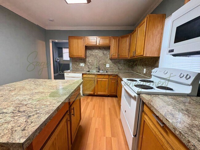 Building Photo - AVAILABLE NOW!!!!!