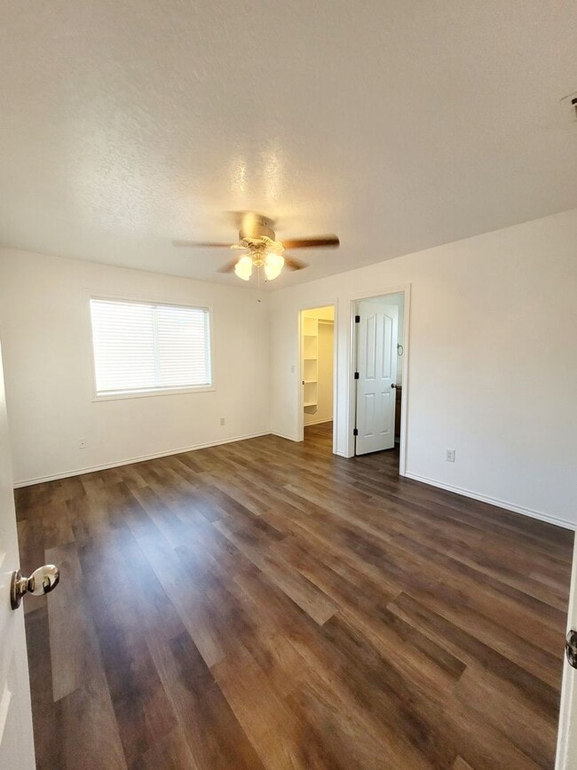 Building Photo - Newly upgraded 4 bedroom