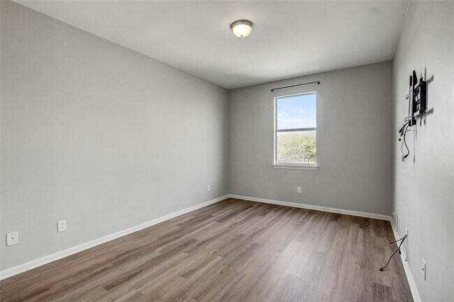 Building Photo - 512 Eberhart Ln