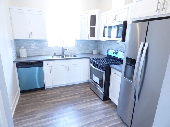 Building Photo - 1923 Holly Dr