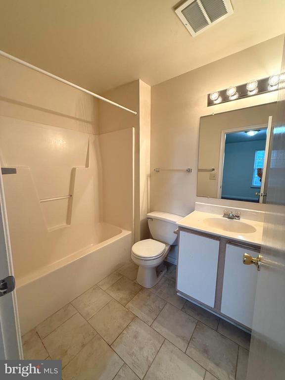 Building Photo - 32 White Pine Cir