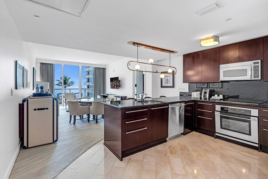 Building Photo - 4391 Collins Ave