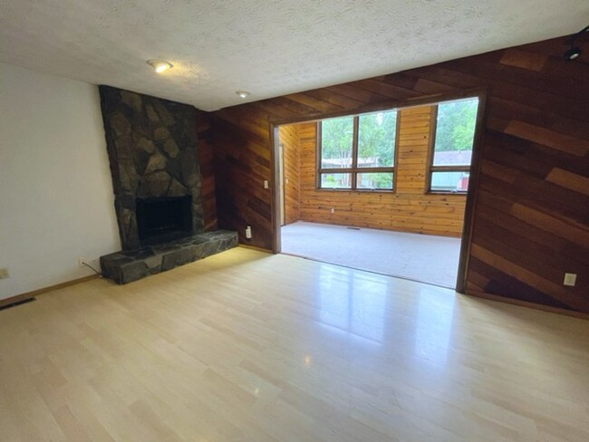 Building Photo - Beautiful and Spacious South Anchorage Home!