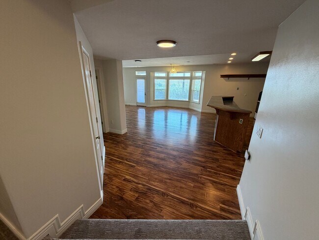 Building Photo - Spacious 4 Bed, 5 Bath Home with 3-Car Garage in Layton!