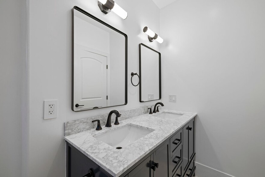 Building Photo - 14860 Envoy St