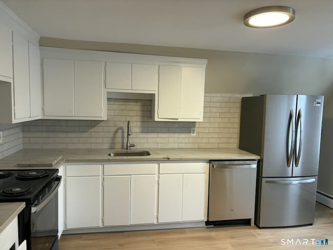 Building Photo - 59 Montowese St