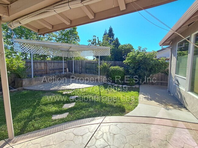 Building Photo - Action Properties R.E.S. Inc. Offering Beautiful Highland Park Single Story 3 Car, 4 Bedroom, Gar...