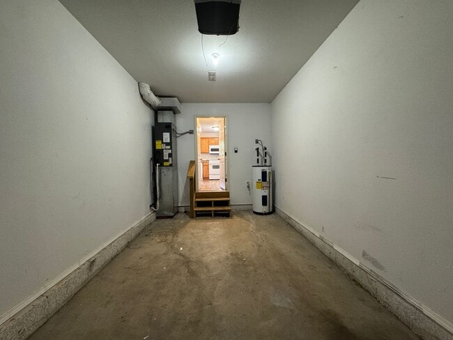 Building Photo - 3 bedroom, 2.5 bathroom duplex located clo...