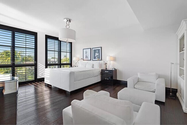 Building Photo - 6101 Laguna Dr W