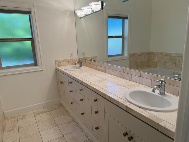 Building Photo - 360 Knechtel Way NE
