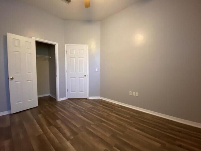 Building Photo - 10885 Piping Rock Cir